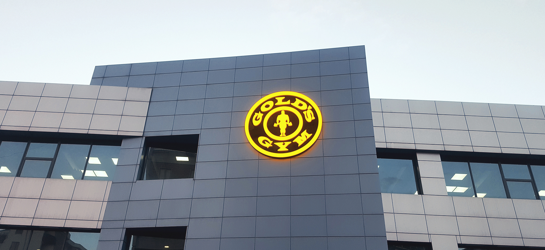 Gold's Gym light box logo sign in a round shape made of aluminum and acrylic