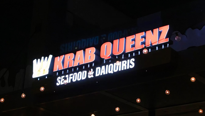 Krab Queenz restaurant channel letters displaying the brand name made of acrylic and aluminum