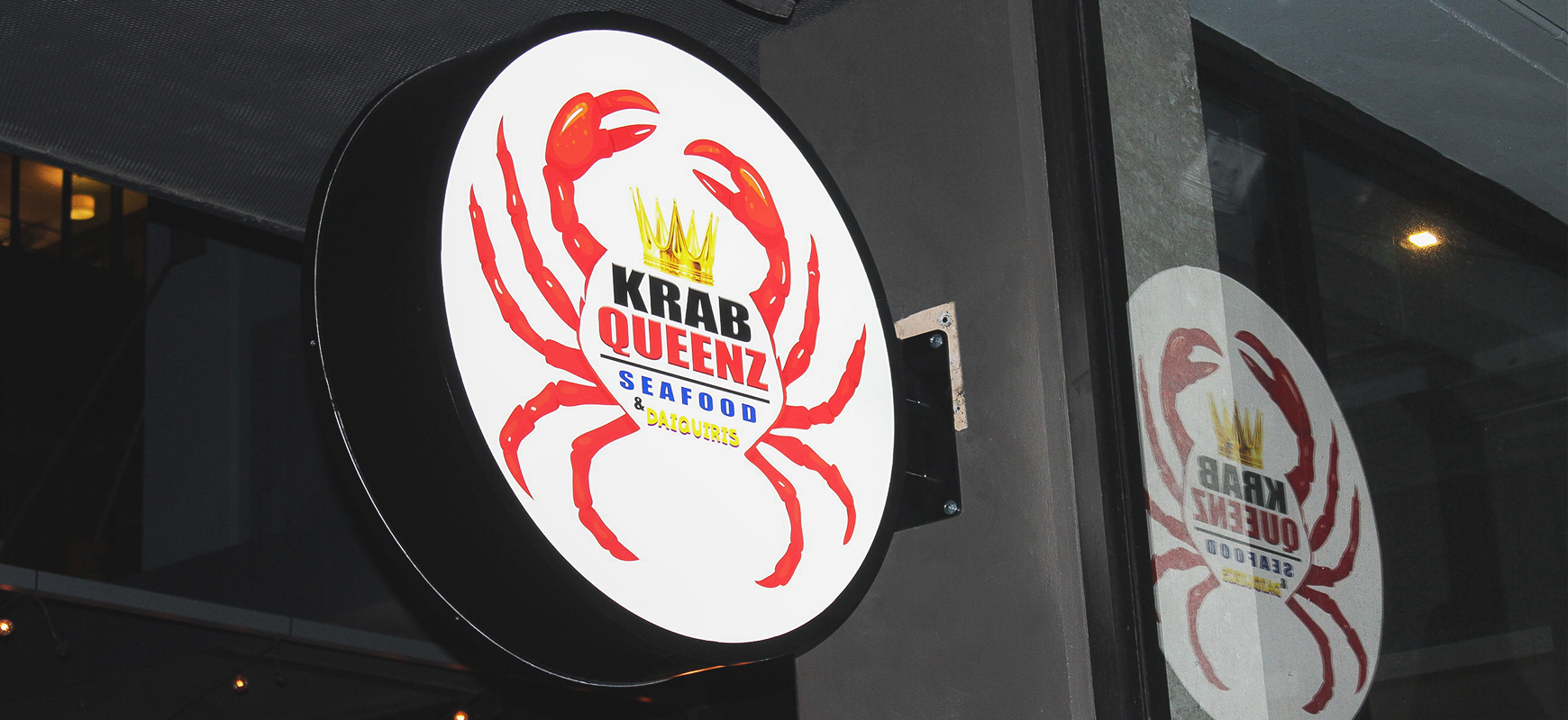 Krab Queenz L.E.D. light box sign in a round wall-blade style made of acrylic and aluminum