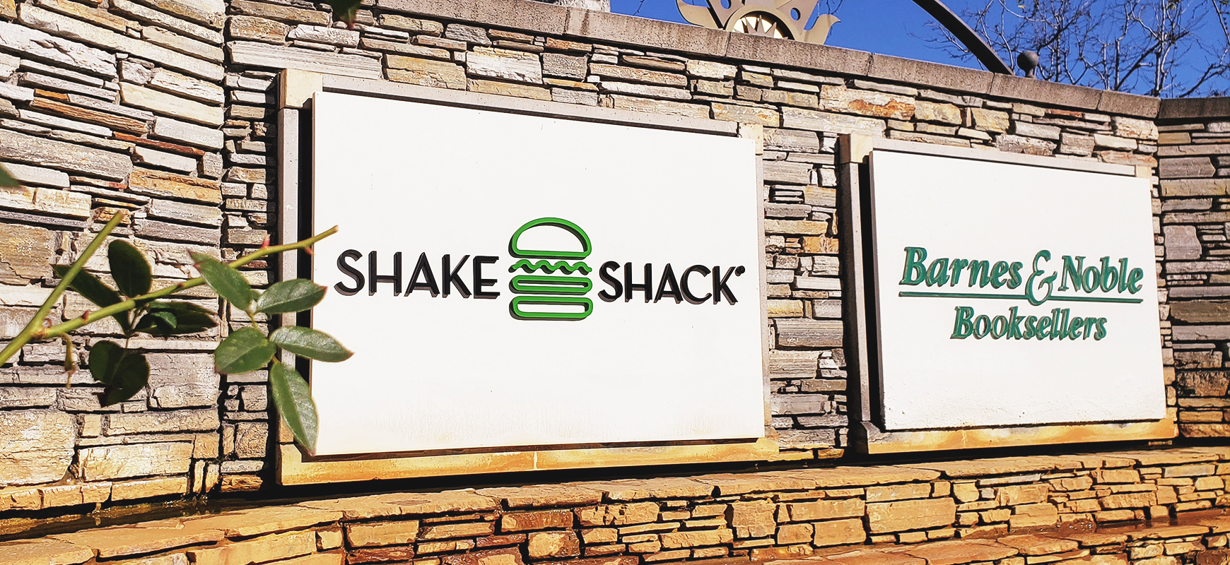 Shake shack 3d logo signs along with the brand name made of acrylic