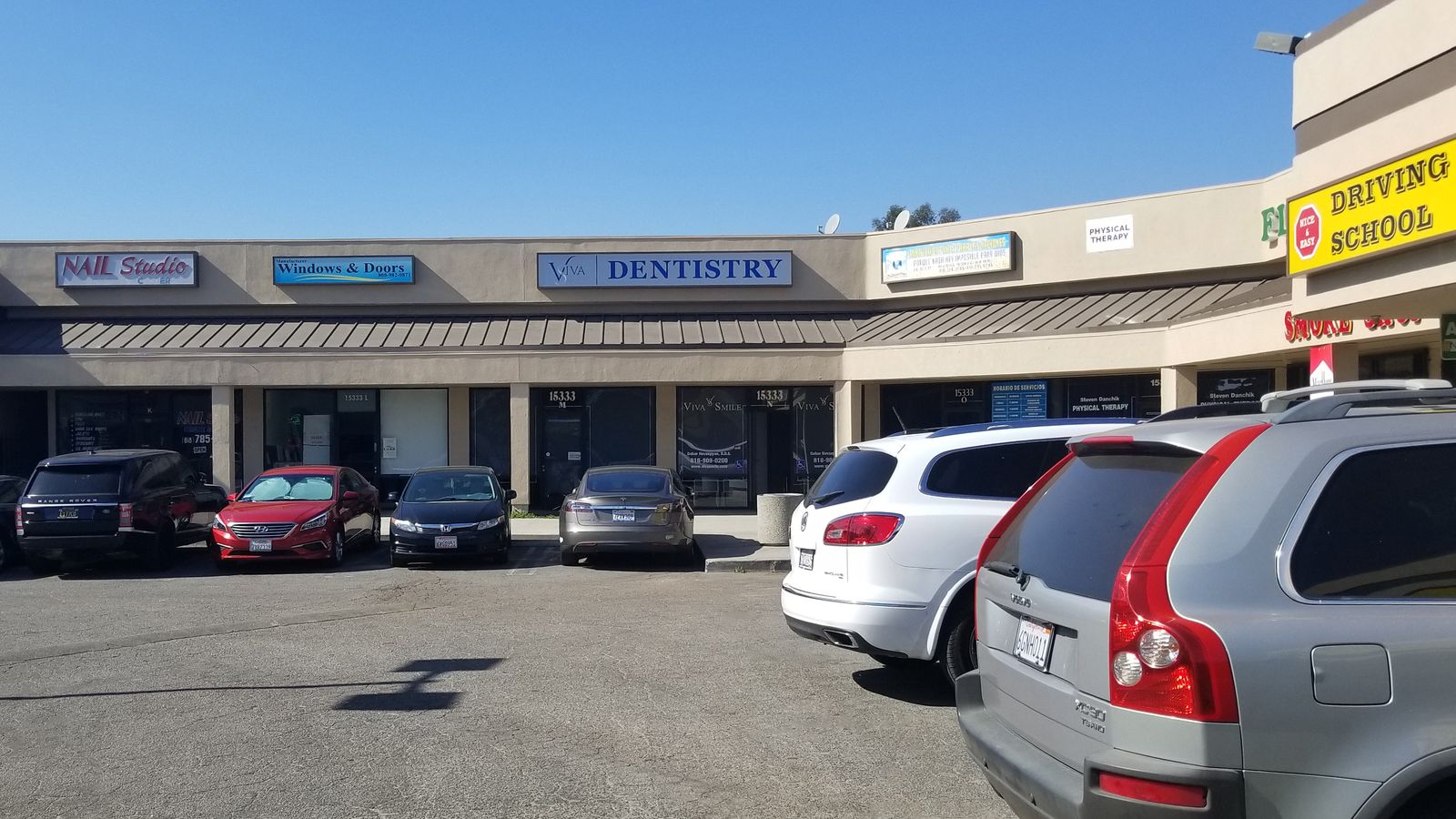 Viva Smile Dentistry outdoor light box with the company name made of acrylic and aluminum