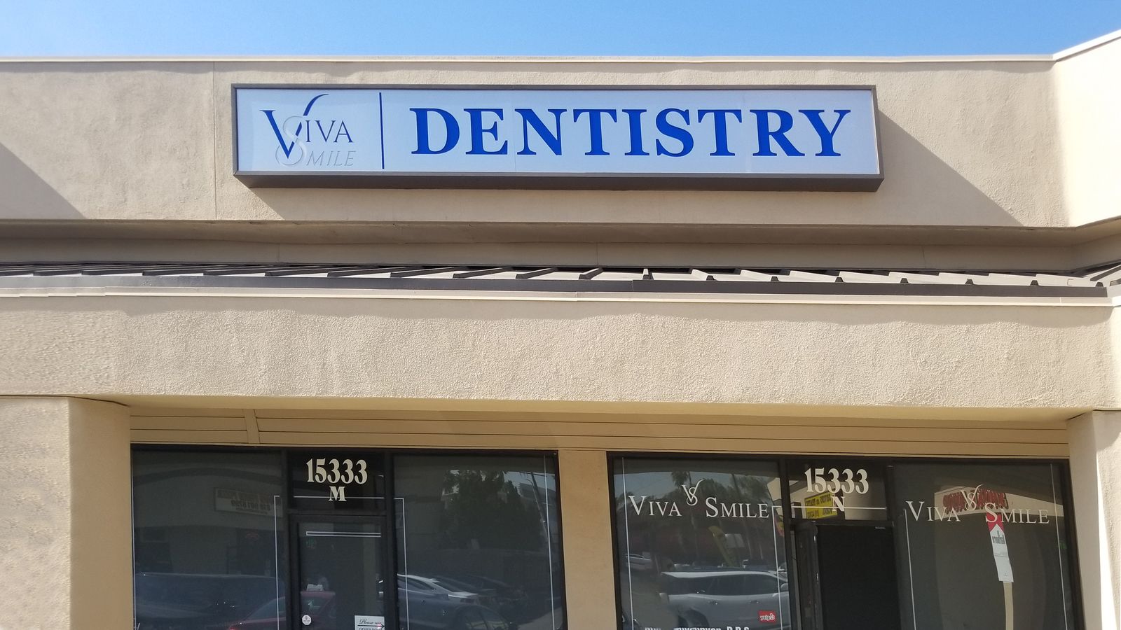 Viva Smile Dentistry exterior light box with the company name made of acrylic and aluminum