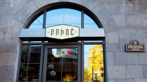 restaurant logo signage