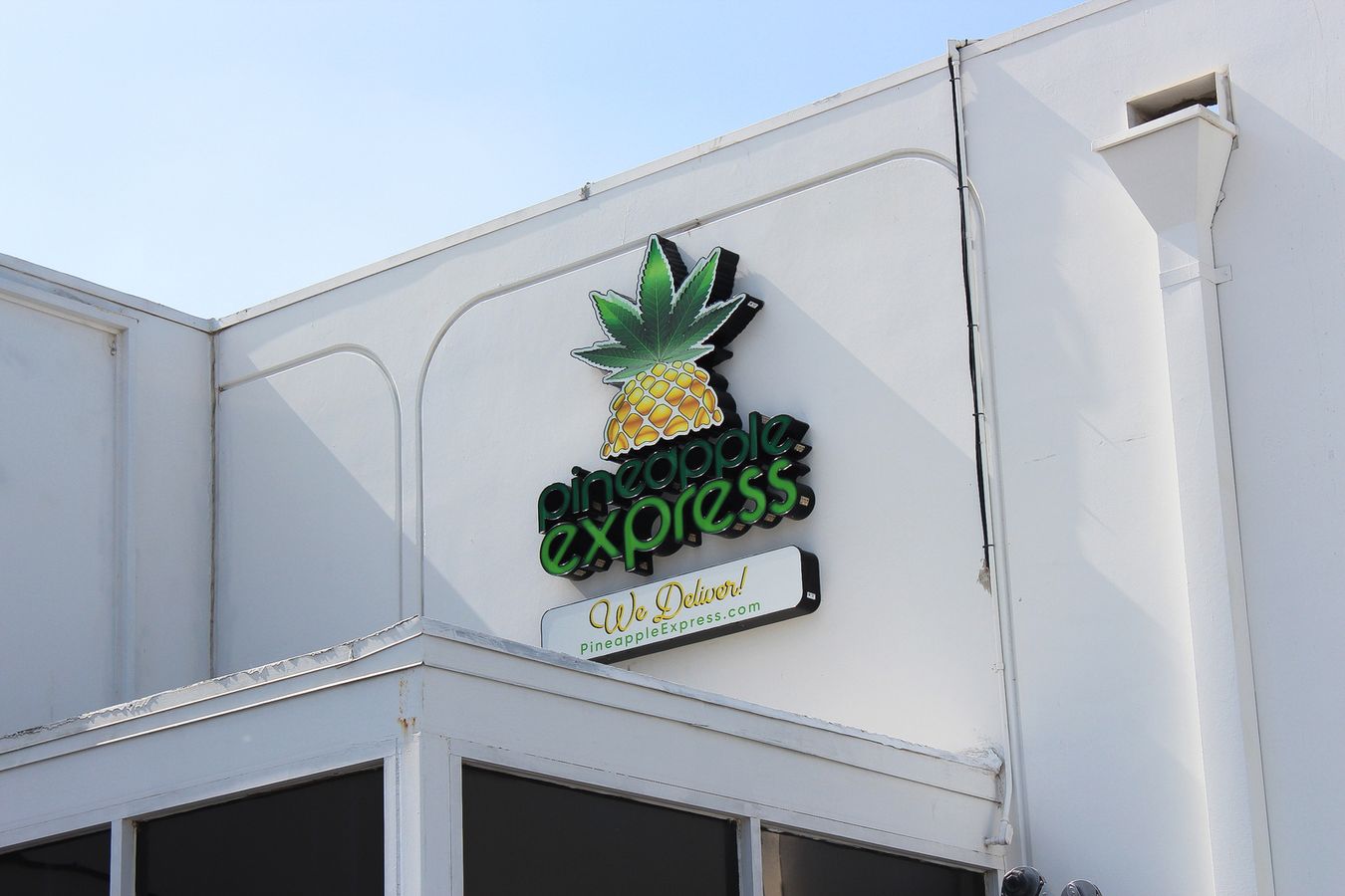 Pineapple Express light box logo sign made of aluminum and acrylic for brand visibility