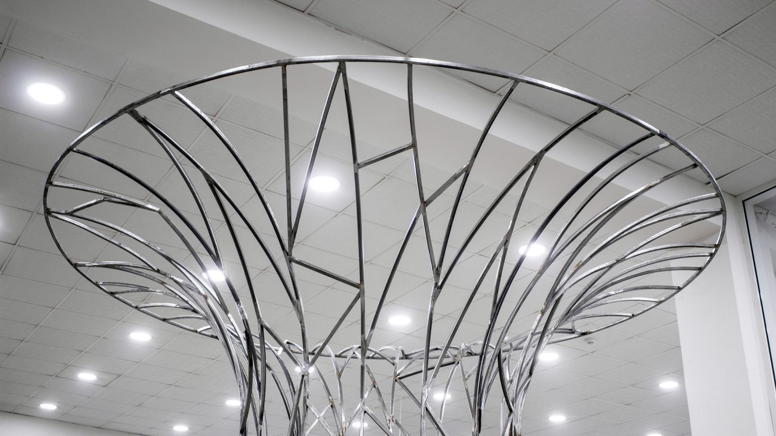 custom indoor sign in the shape of a Singapore tree made of aluminum for office decorating