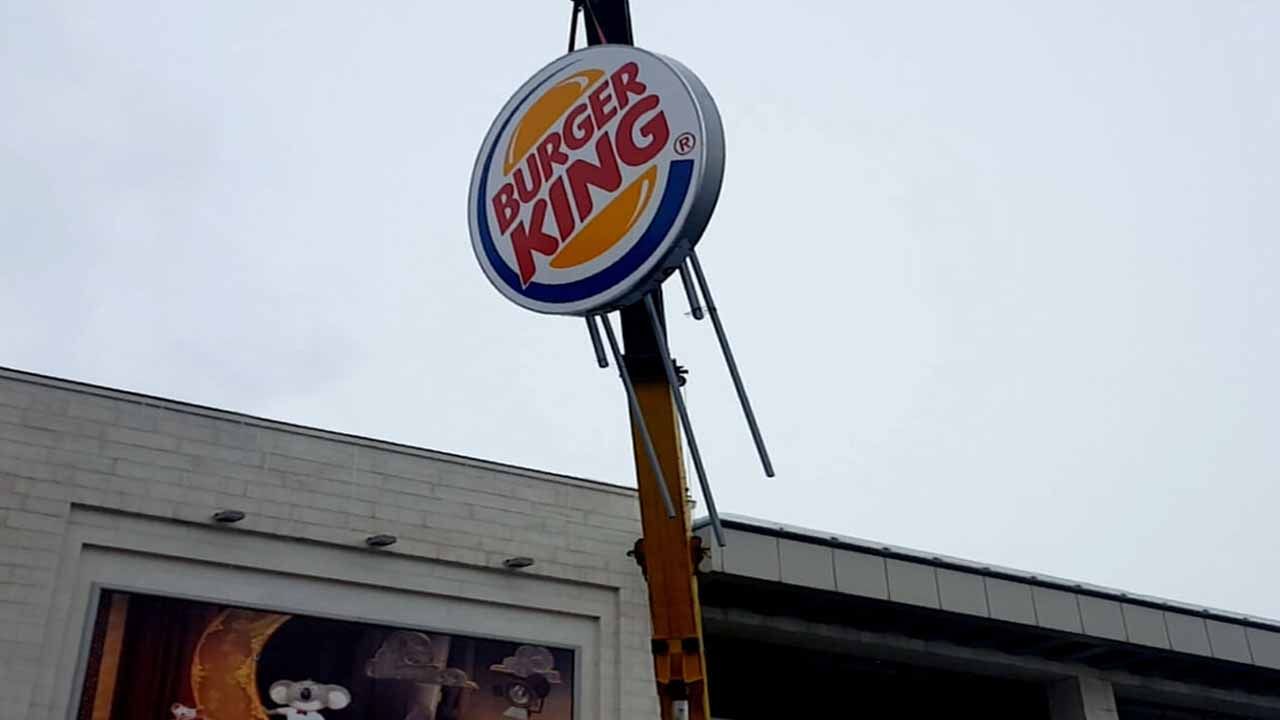 Burger King light box logo sign in a round shape made of aluminum and acrylic for promotion