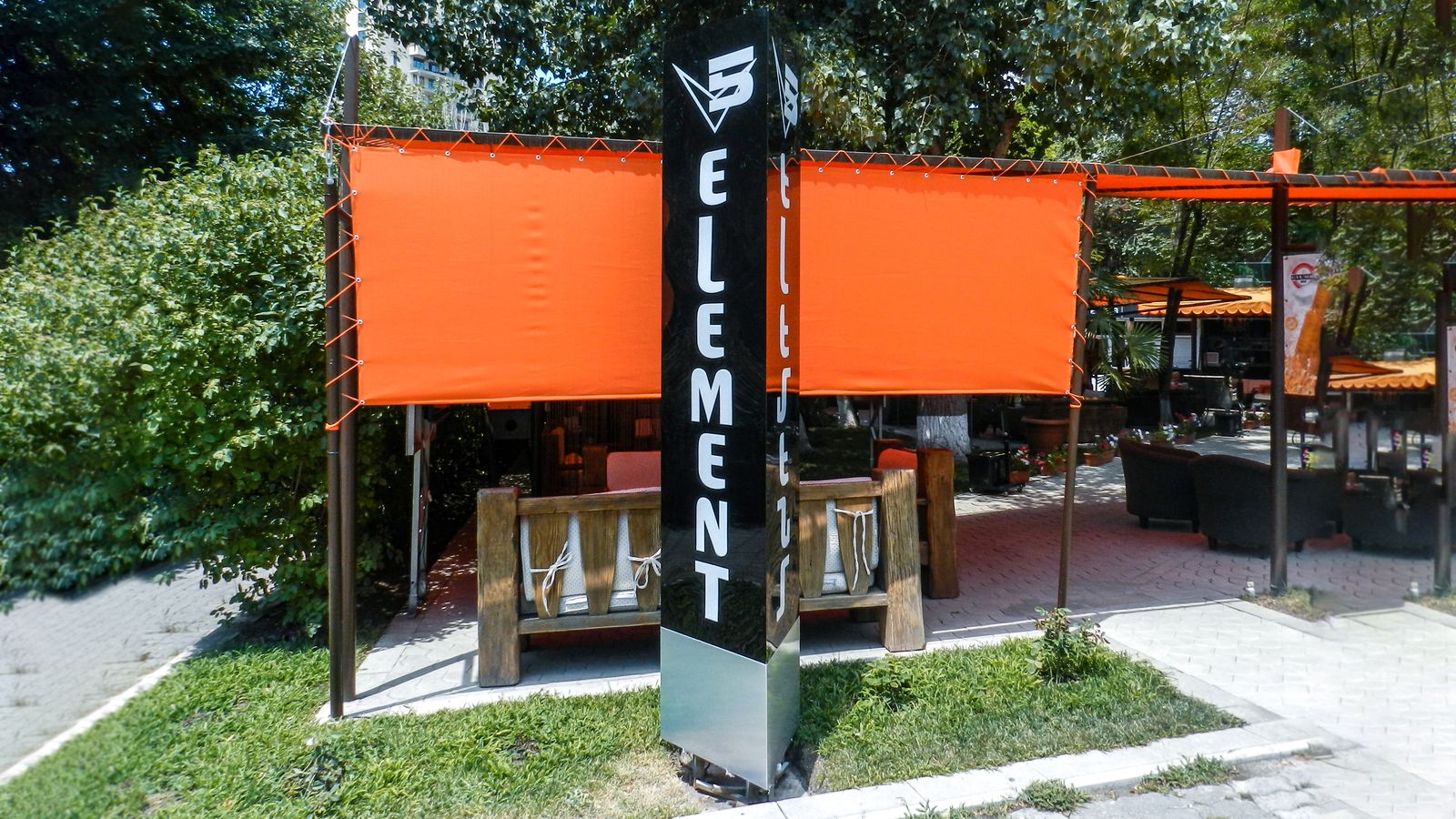 restaurant pylon sign