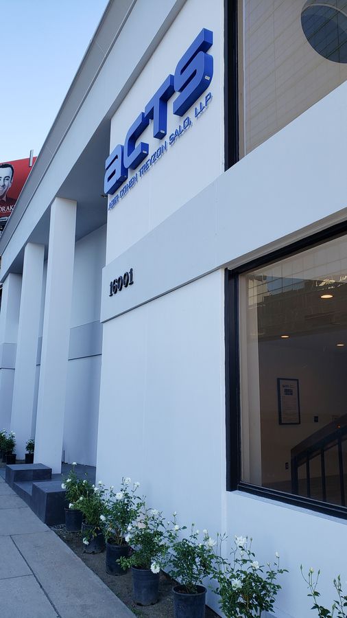 Abir Cohen Treyzon Salo 3d sign in blue made of aluminum and acrylic for outdoor branding