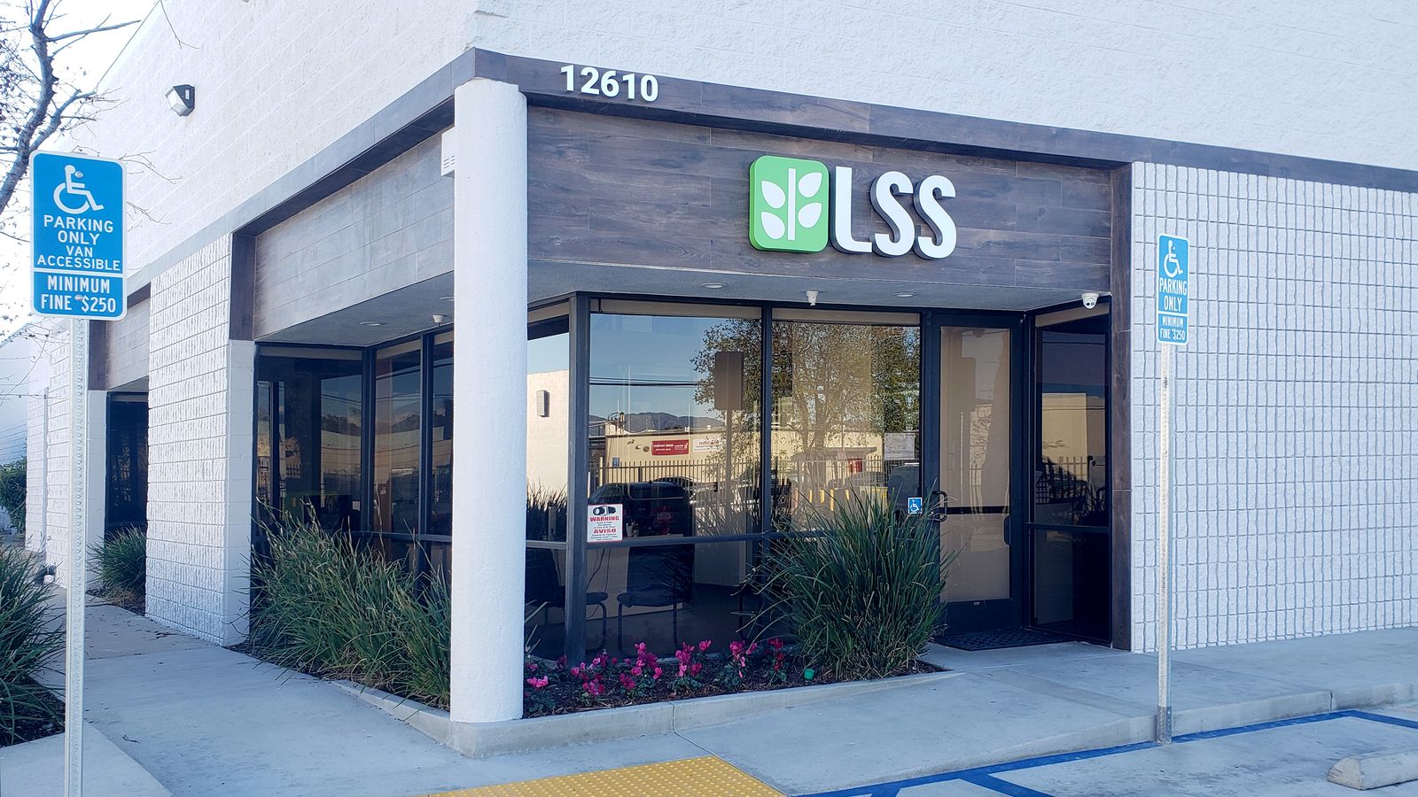 LSS light box logo sign in green and white colors made of aluminum and acrylic for branding