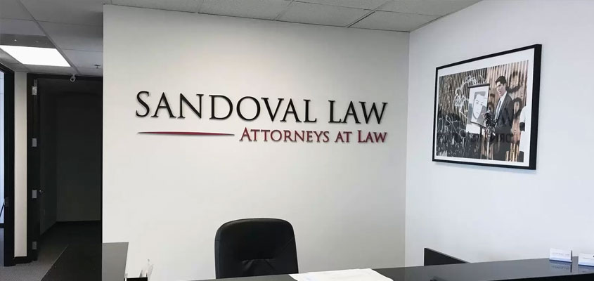 Ví dụ về xây dựng thương hiệu nội thất của Sandoval Law cho thấy cách tạo một bảng hiệu kinh doanh đơn giản