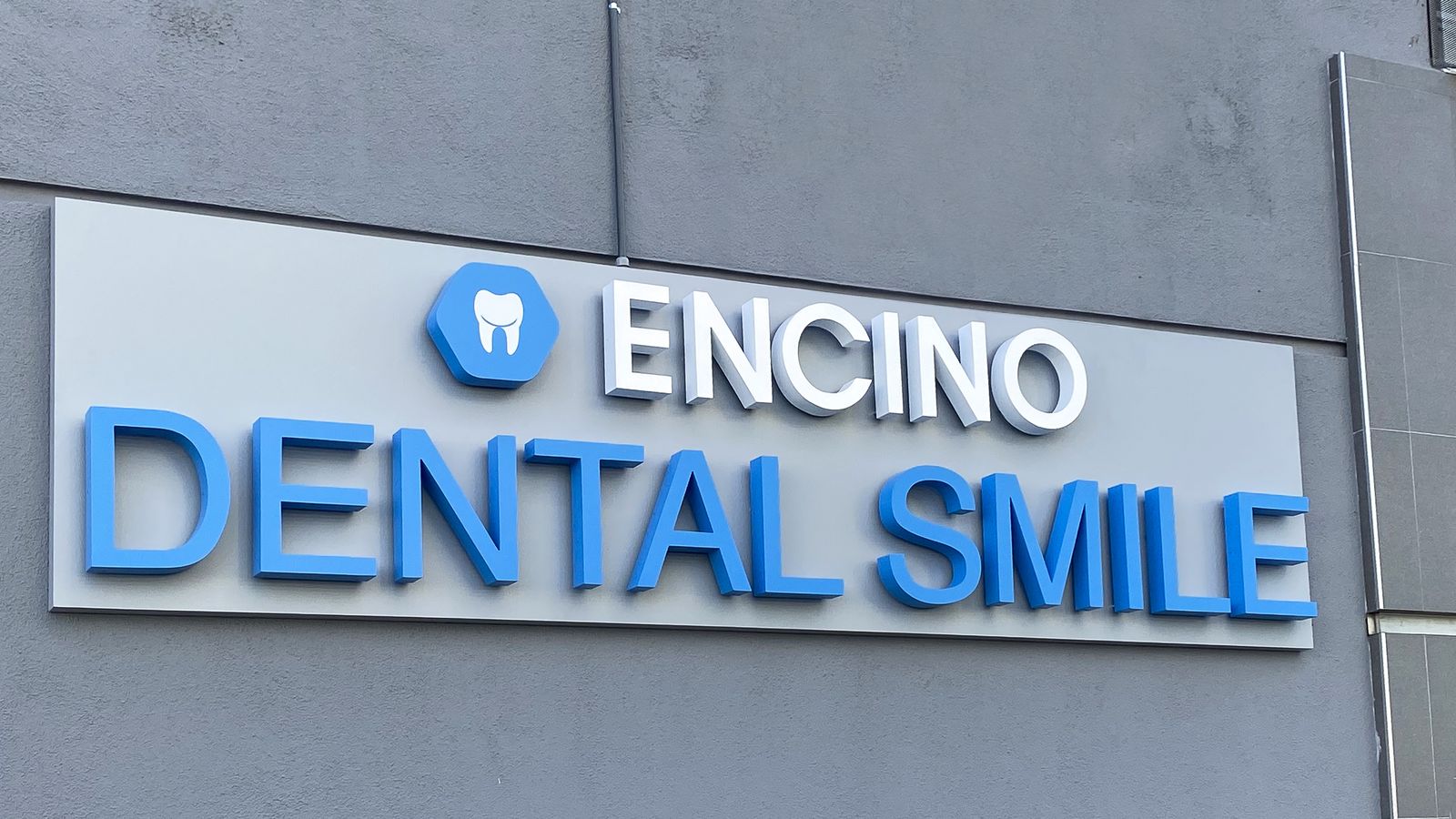 Encino Dental Smile illuminated 3d logo sign and letters made of aluminum and acrylic