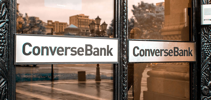 Conversebank nhìn bên ngoài với cửa sổ thương hiệu