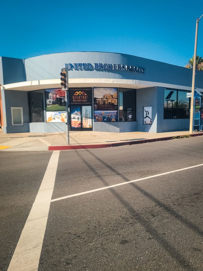 Brokers Realty storefront signs