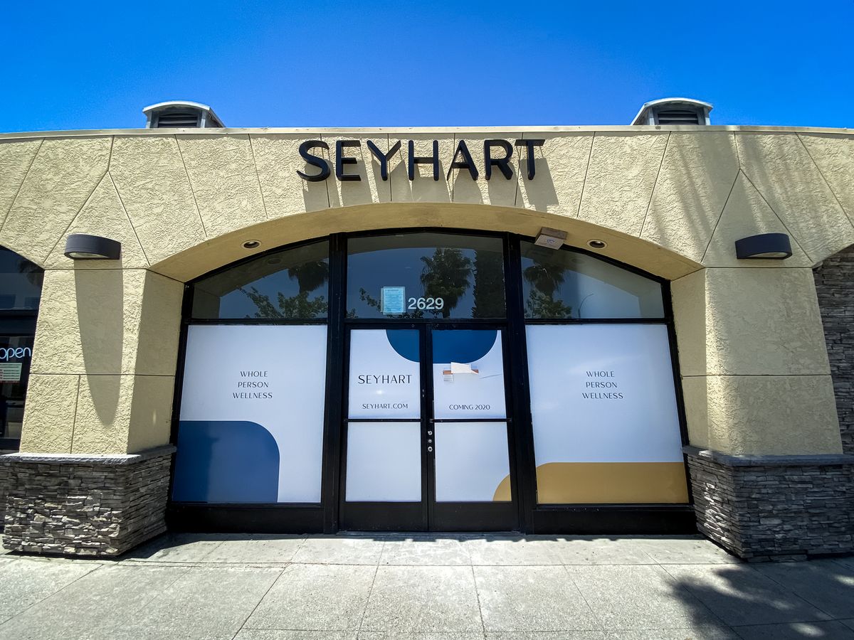 Seyhart 3d sign in black color displaying the brand name made of aluminum and acrylic
