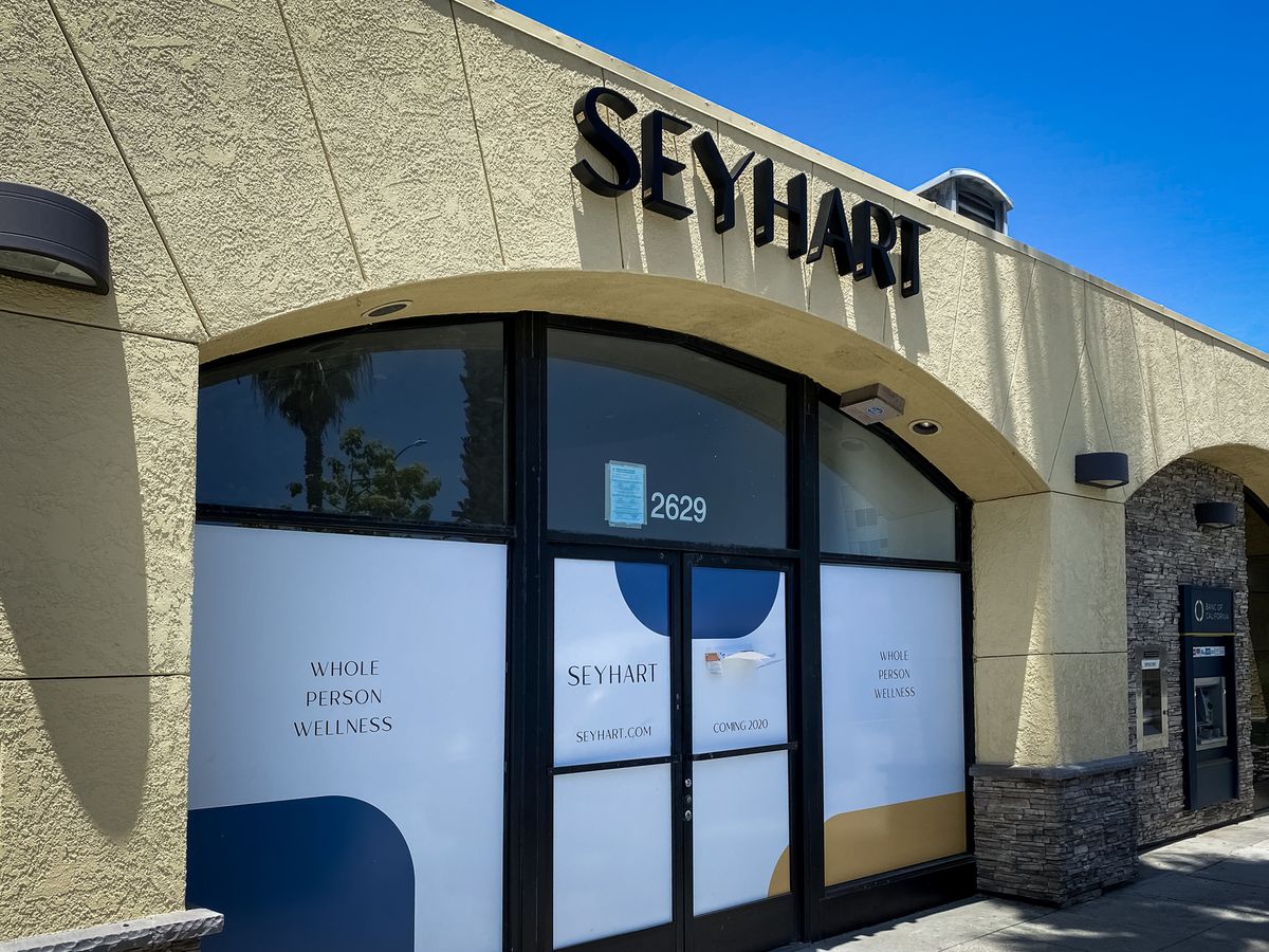 Seyhart 3d sign letters in black displaying the company name made of aluminum and acrylic