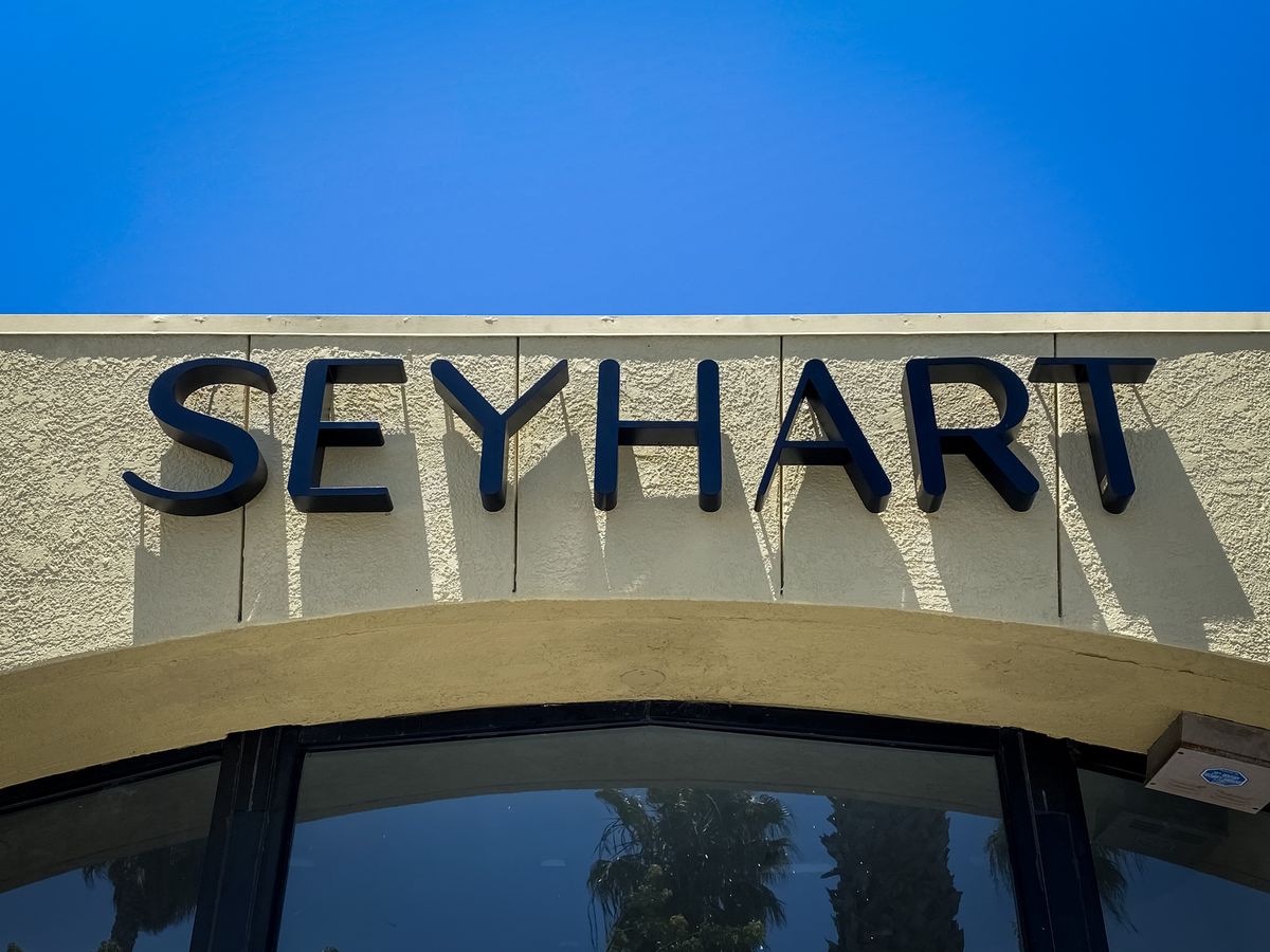 Seyhart pin-mounted letters