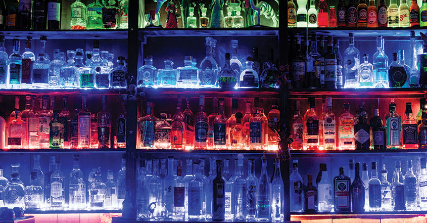 Nhà hàng trưng bày đồ uống được chiếu sáng với các đường xoắn hiện đại cho thiết kế quầy bar