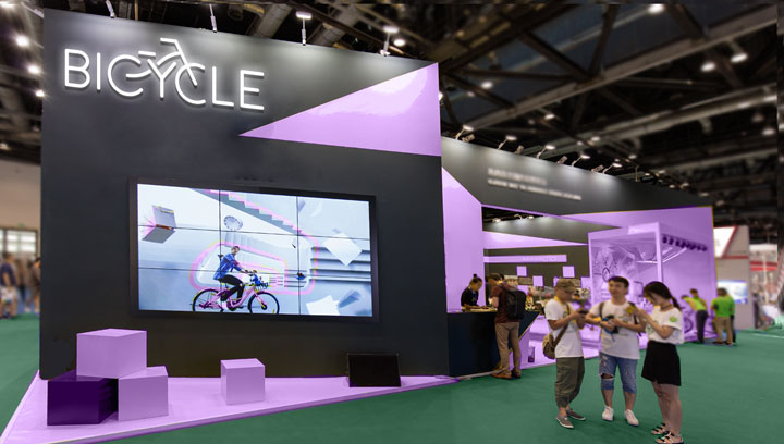 Bicycle company trade show display in a lage size with multiple panels and illumination