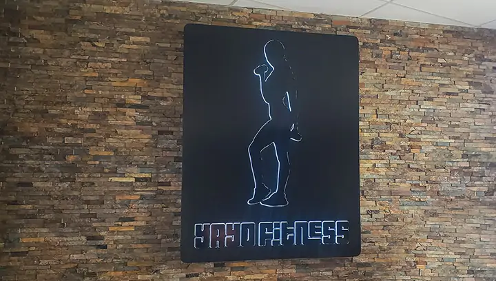 Halo-lit signs for Yayo Fitness in black made of acrylic and aluminum