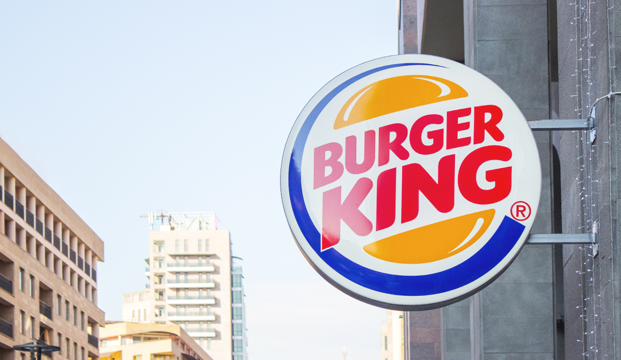 Burger King restaurant sign in a wall-blade box style made of acrylic and aluminum for branding