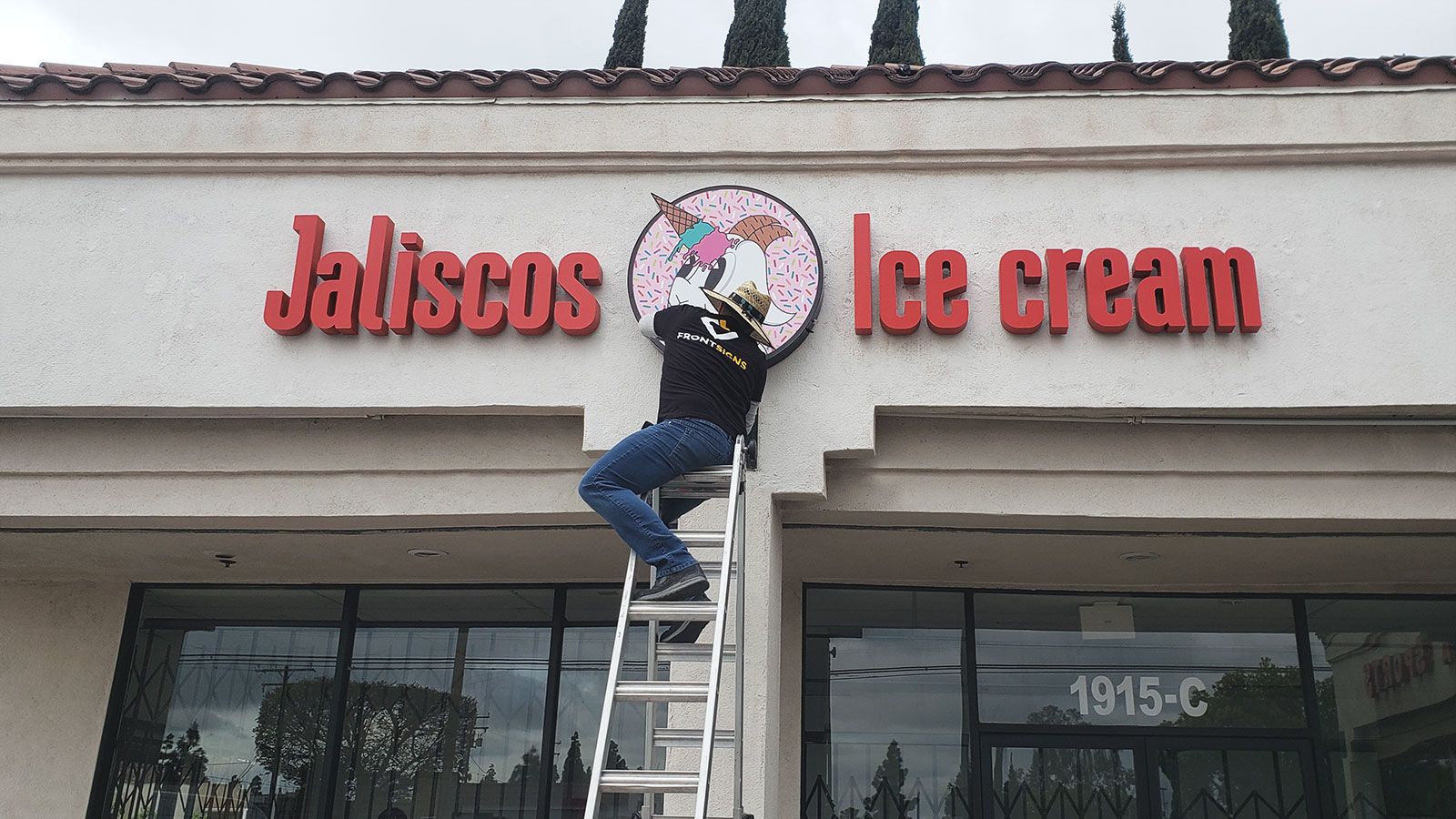 Jaliscos sign installation