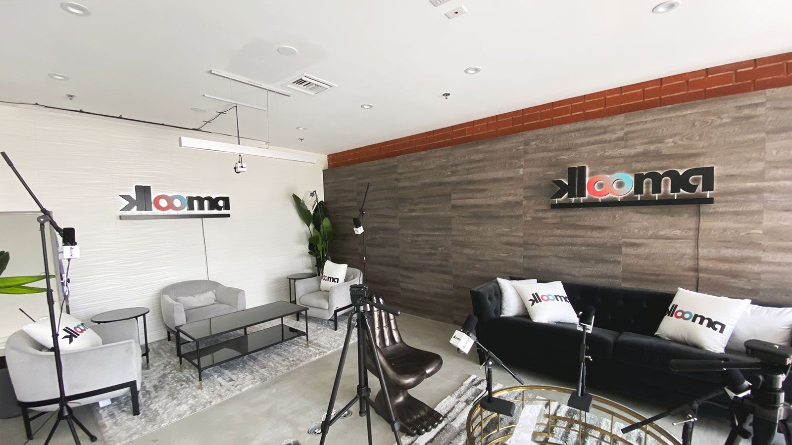 Klooma illuminated logo signs