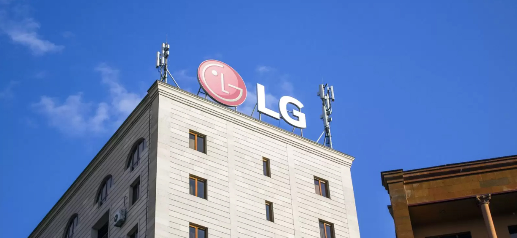 LG rooftop sign in a big size displaying the brand name and logo made of aluminum