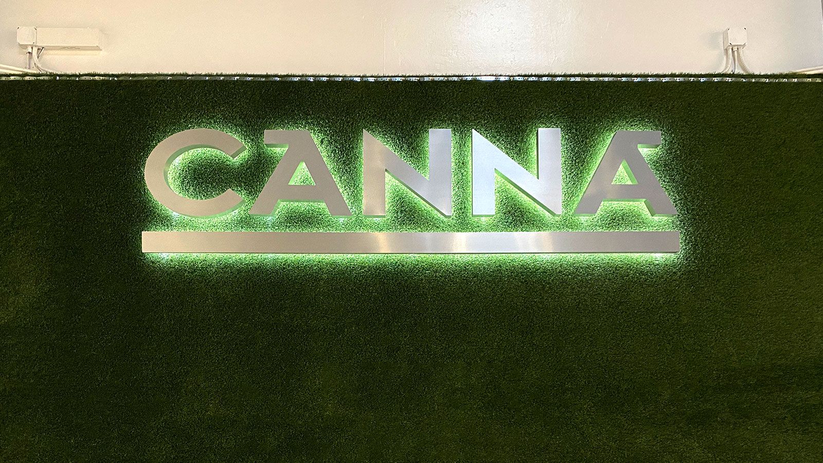 Canna Backlit letters