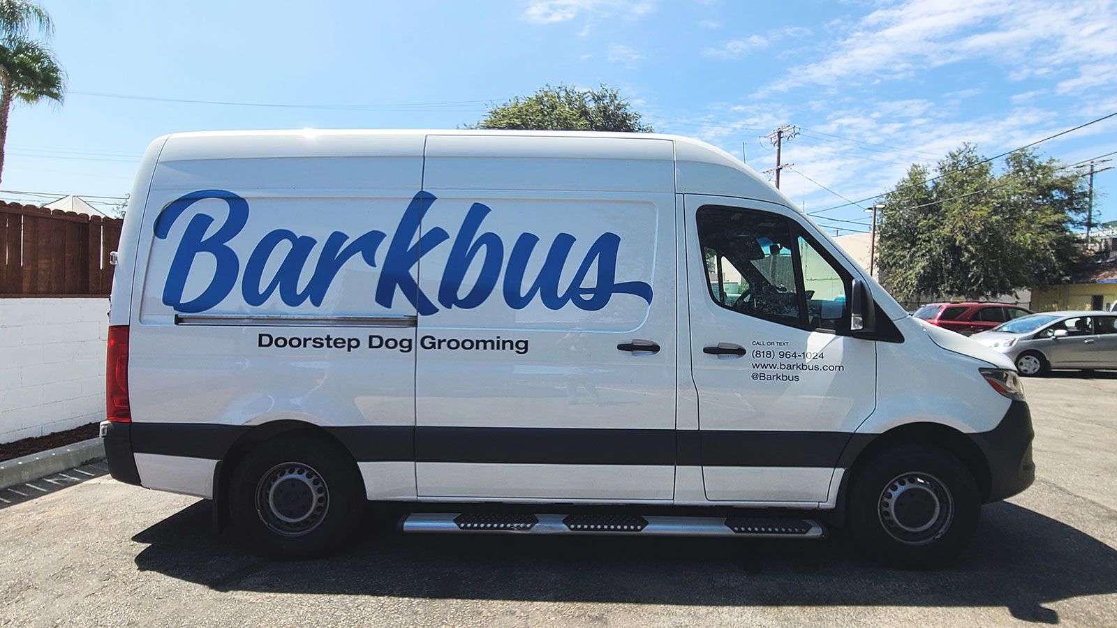 Barkbus van branding decals
