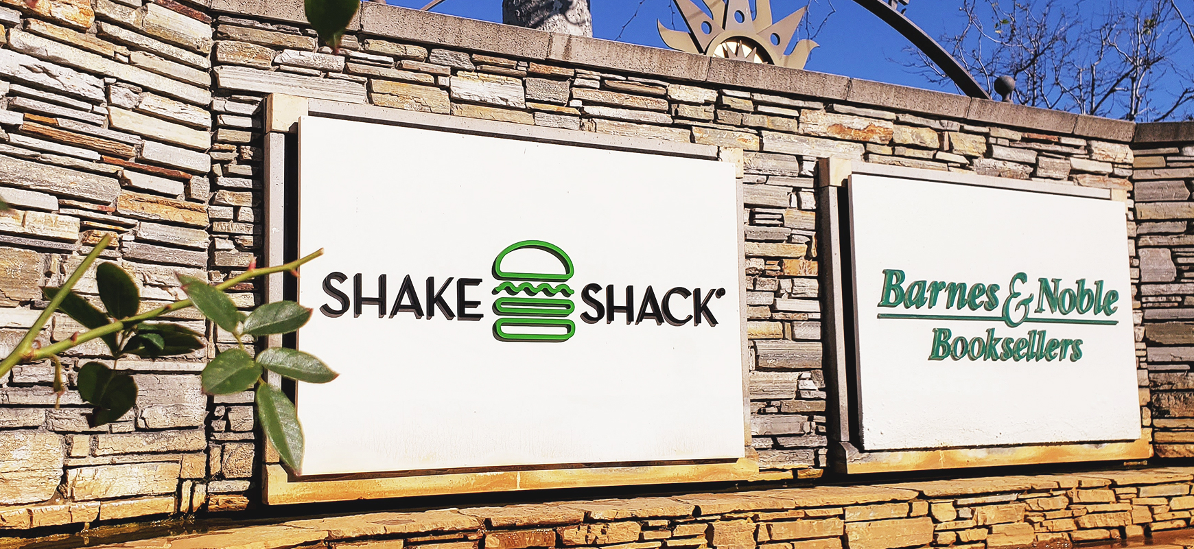 Shake Shack architectural monument sign made of acrylic for exterior branding