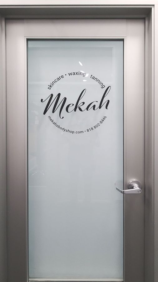 Mekah door vinyl lettering