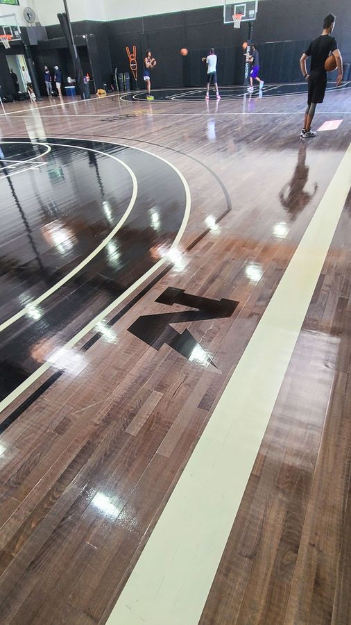 the dstrkt floor lettering