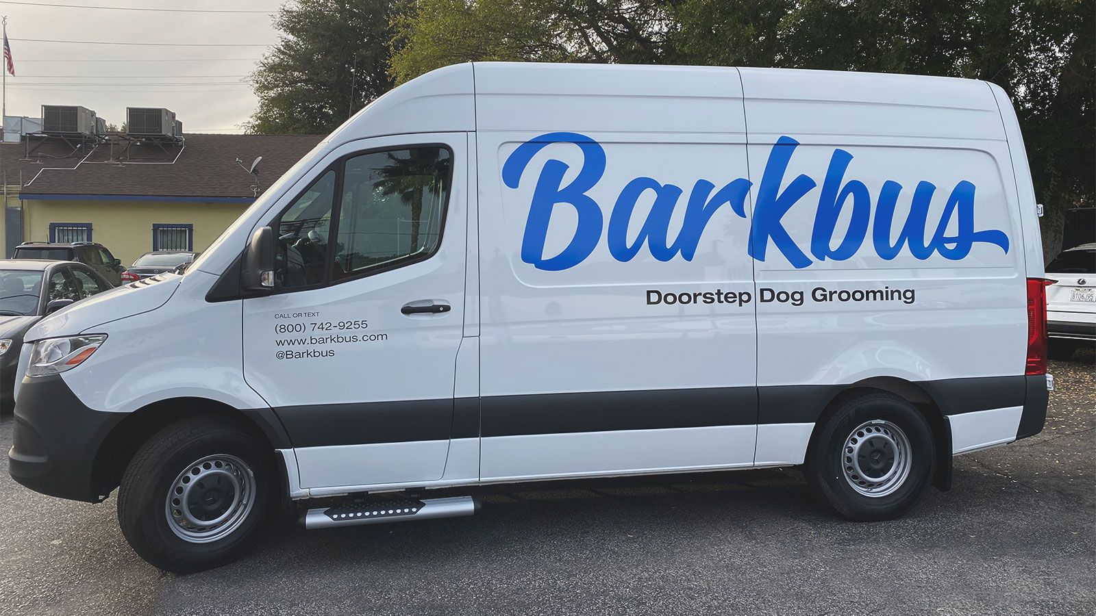 Barkbus van vinyl lettering