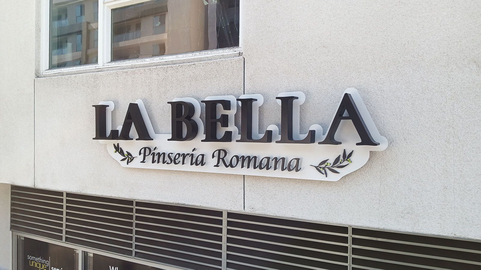 la bella pinseria building sign