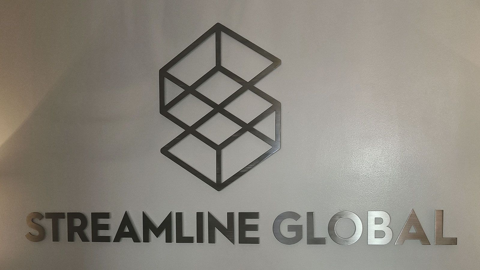 Streamline global 3d sign