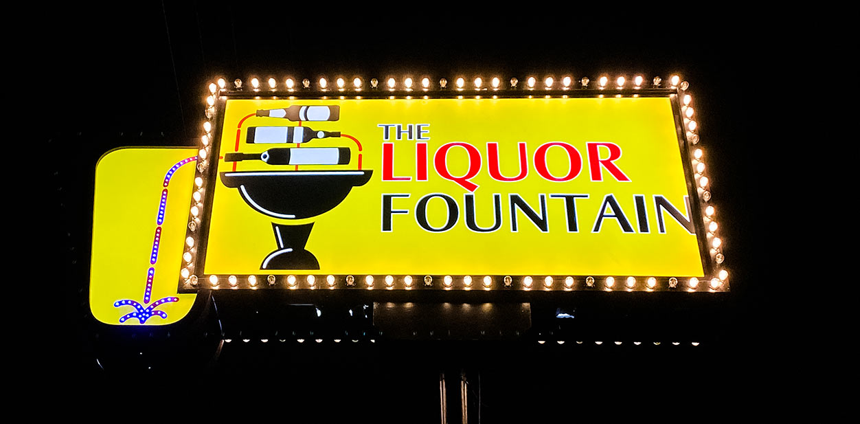Thiết kế thương hiệu quán bar được chiếu sáng của The Liquor Fountain với những chai rượu vang
