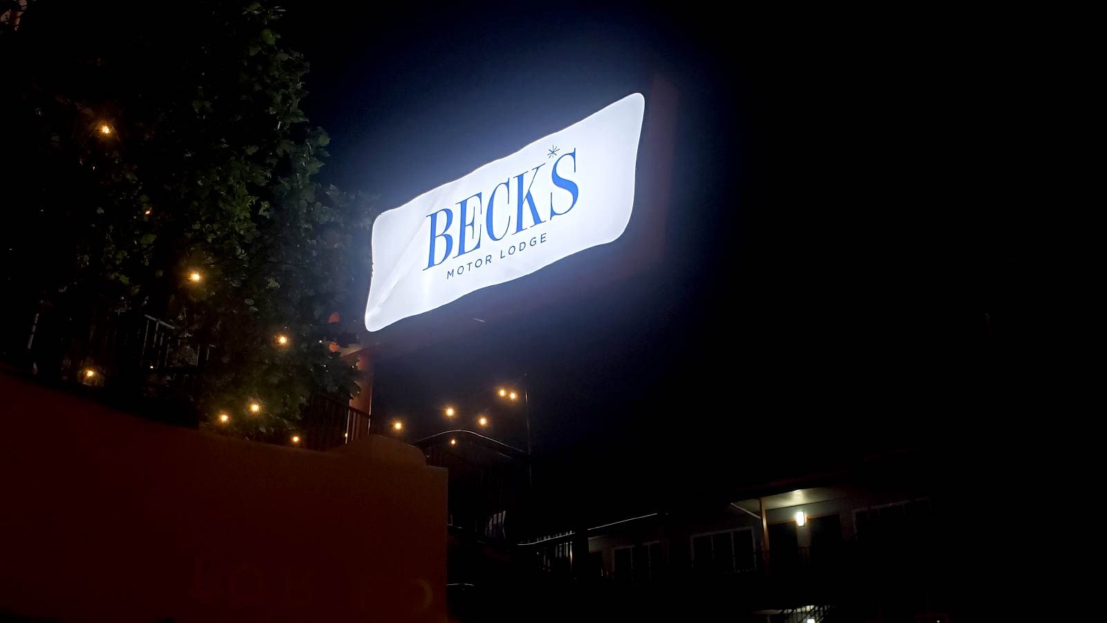 Beck's motor lodge high rise sign