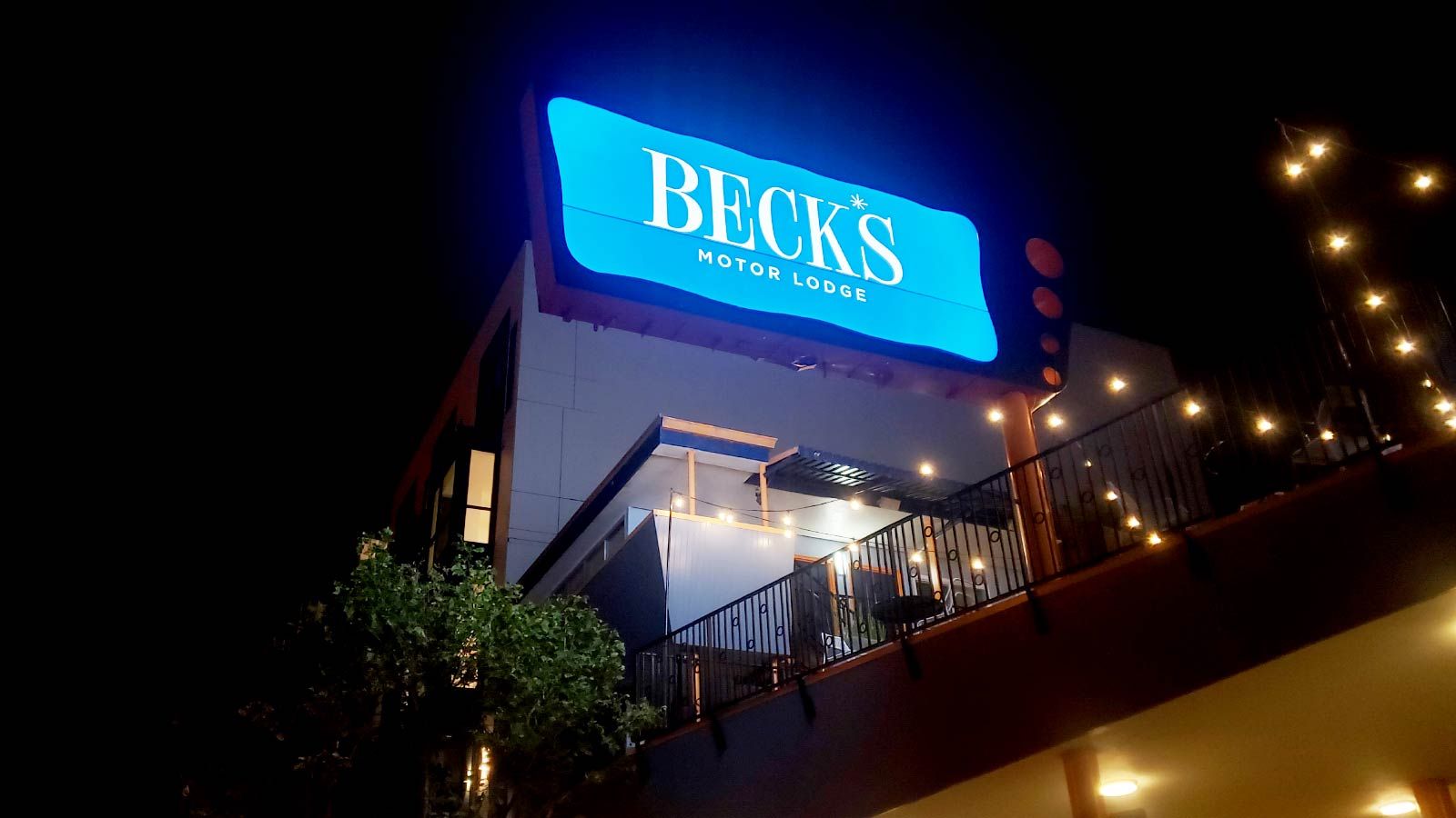 Beck's motor lodge light box sign