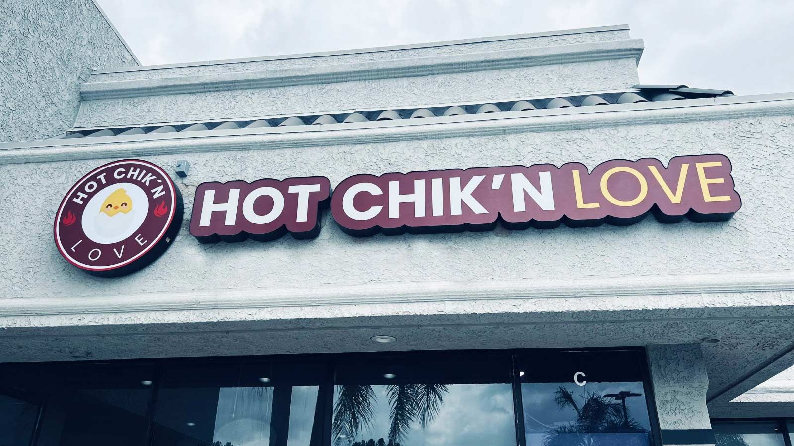 Hot chikn love restaurant sign
