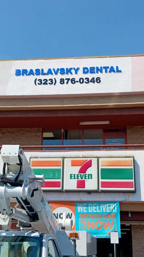 Braslavsky Dental 3D signs attached to the facade