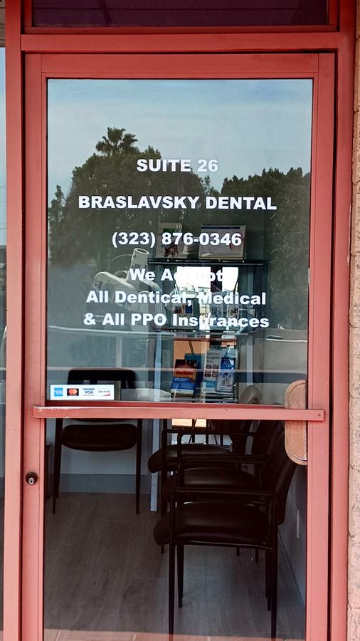 Braslavsky Dental vinyl lettering attached to the door