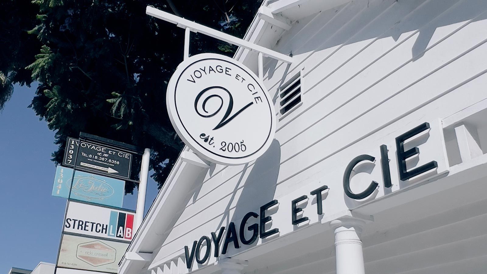 Voyage et Cie logo signs for the storefront branding