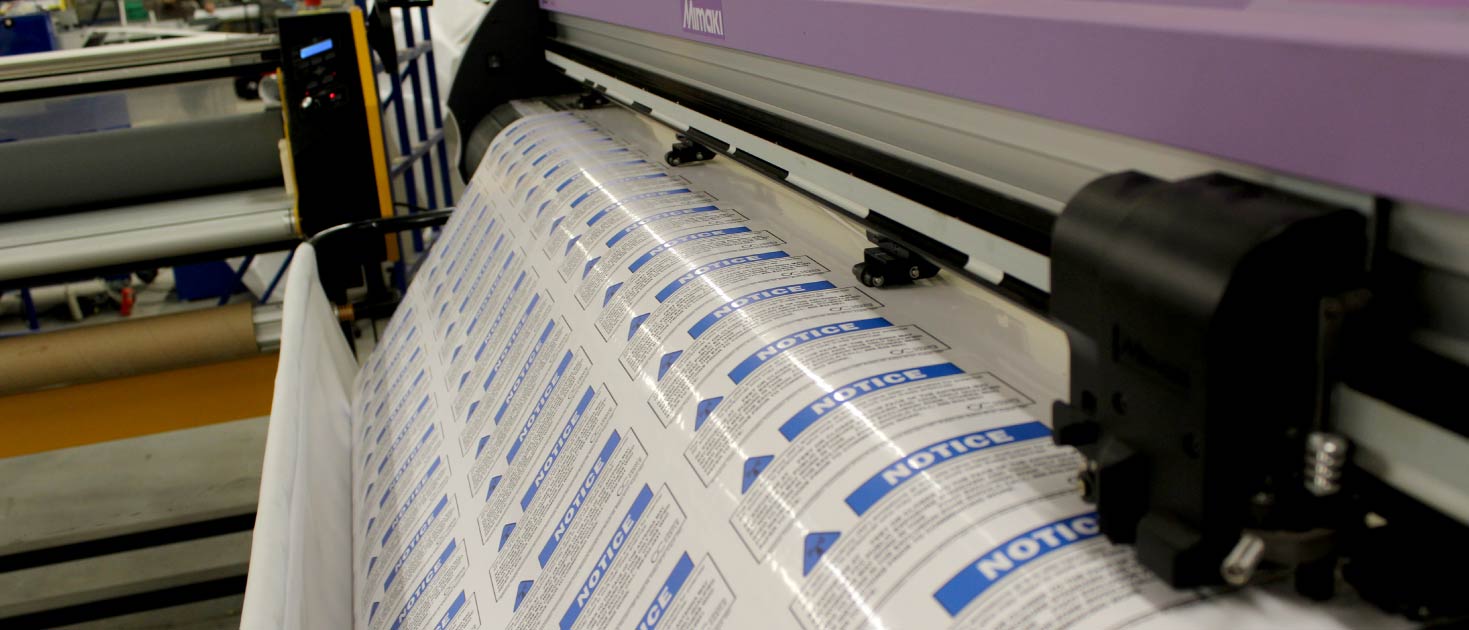 State-of-the-art plotter cutting of adhesive products made of vinyl for informative uses