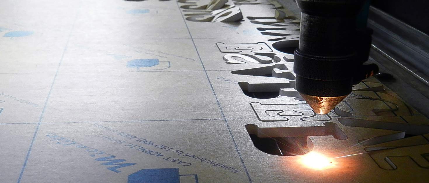 Laser cutting process of acrylic letters using a highly-concentrated laser beam