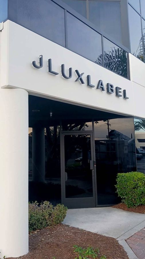 JLUXLABEL channel letters mounted on the facade