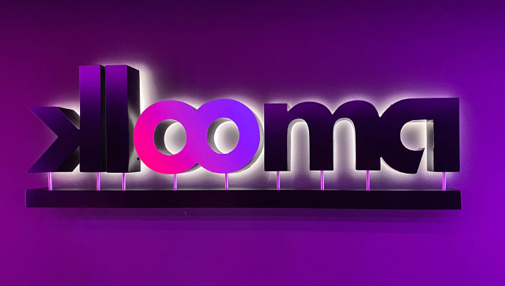 Klooma contemporary sign featuring the company name in brand colors made of aluminum and lexan