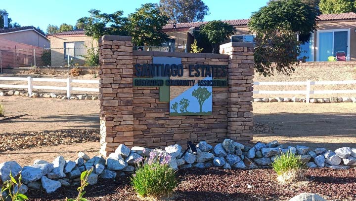 Santiago Estates community signage in a freestanding style made of aluminum for the entrance