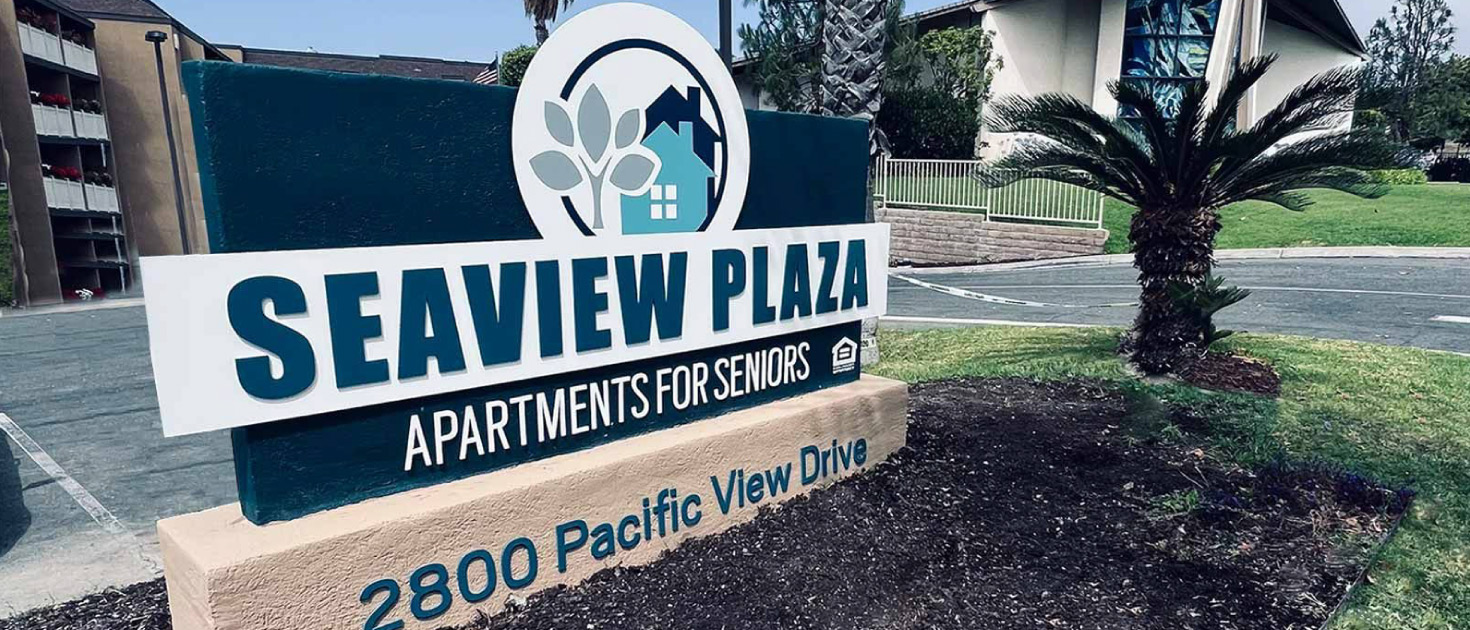 Seaview Plaza community signage in a large size made of aluminum, PVC and opaque vinyl