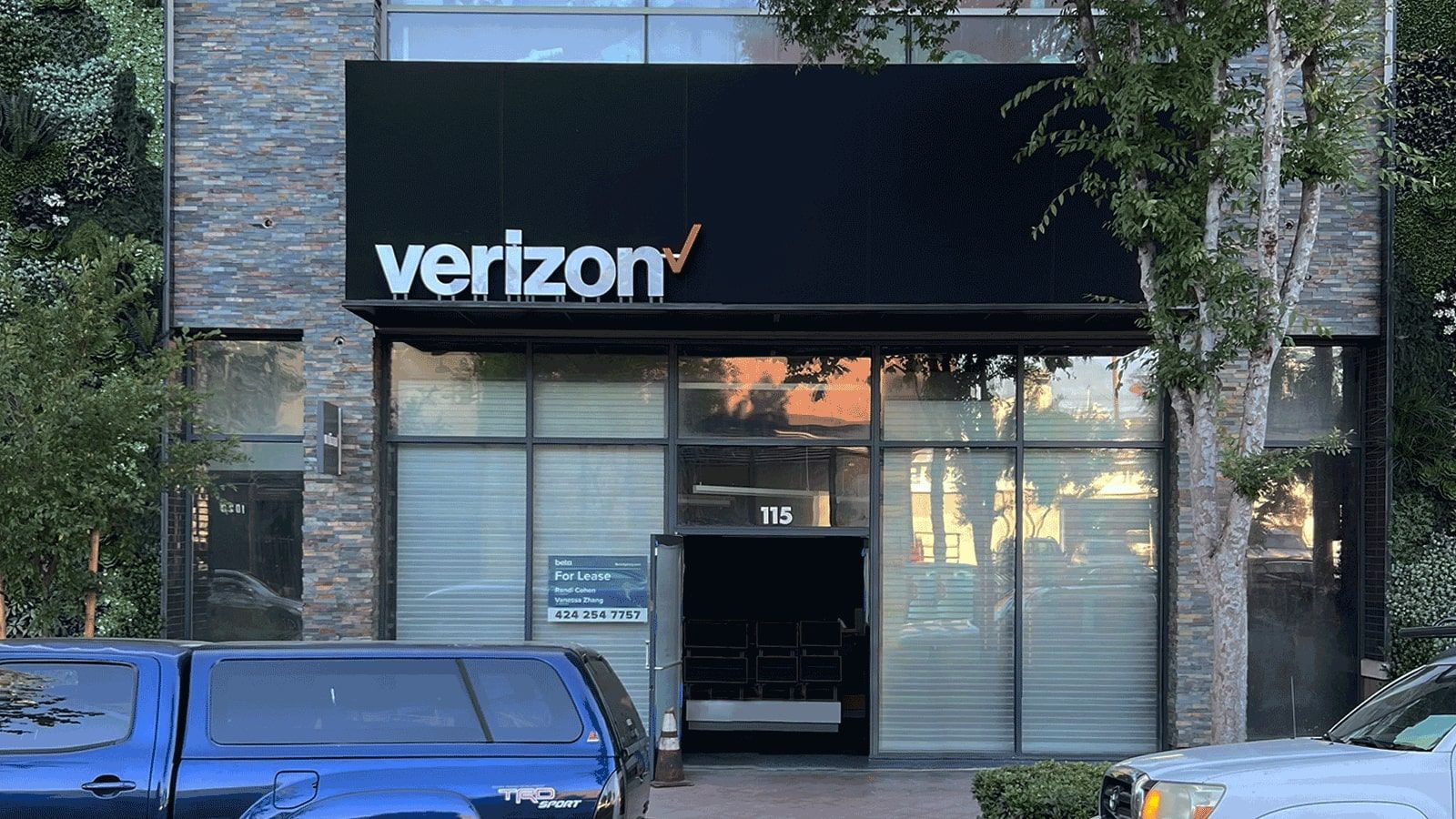 Verizon channel letters mounted on the storefront