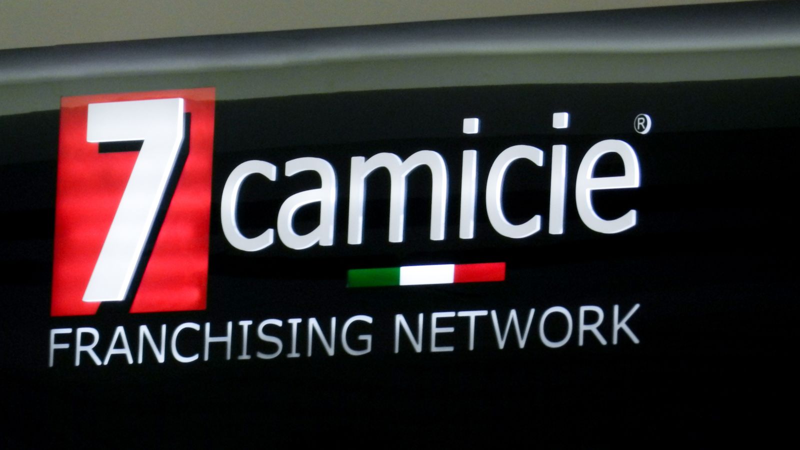 7 camicie franchising network 3d letters